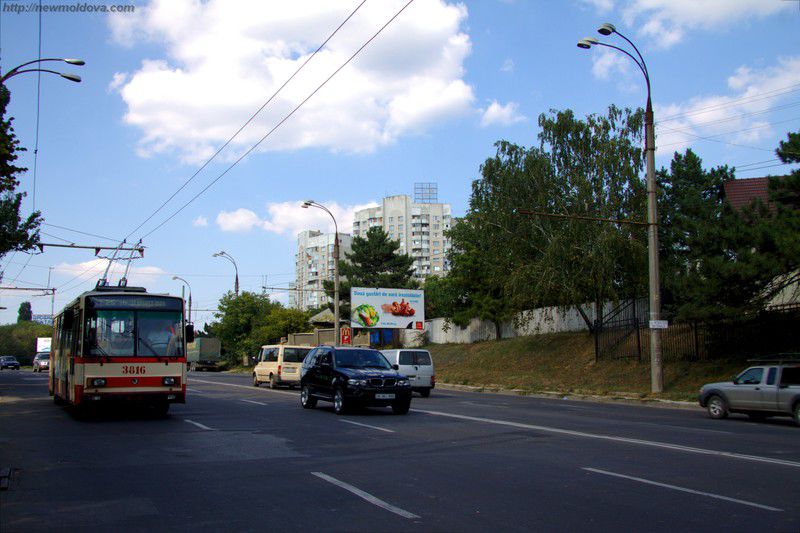 Водителей просят объезжать эту часть улицы по Московскому бульвару.