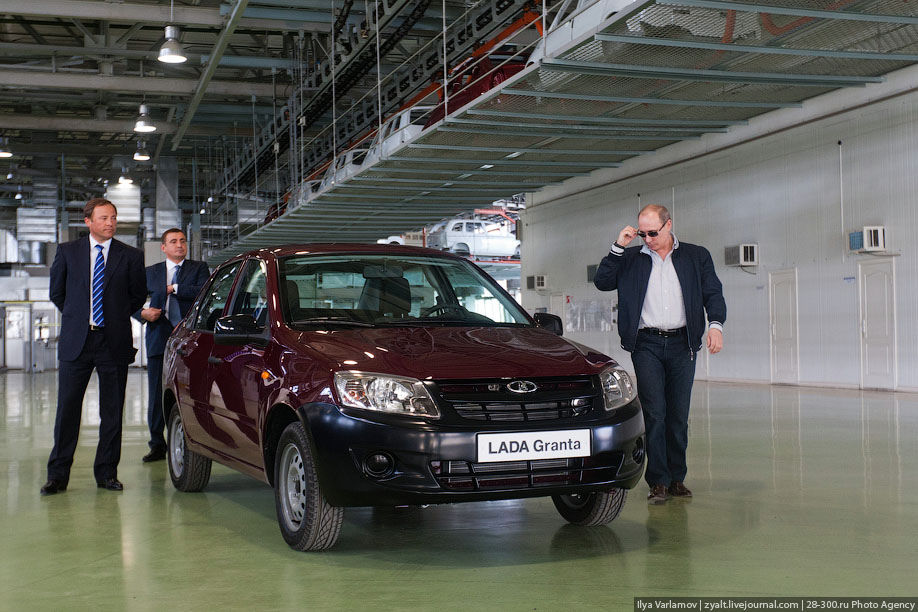 Momentul penibil în care s-a pomenit Vladimir Putin atunci când a testat o mașină Lada. 