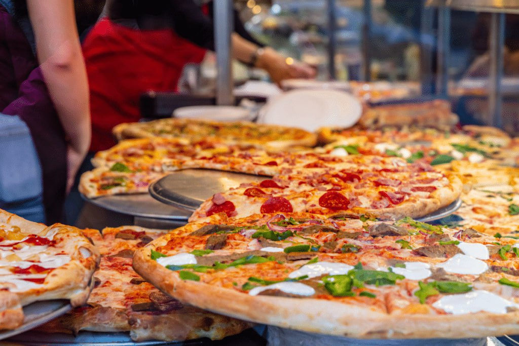 Studiu: Mirosul de pizza proaspătă reduce stresul și îmbunătățește starea de spirit.