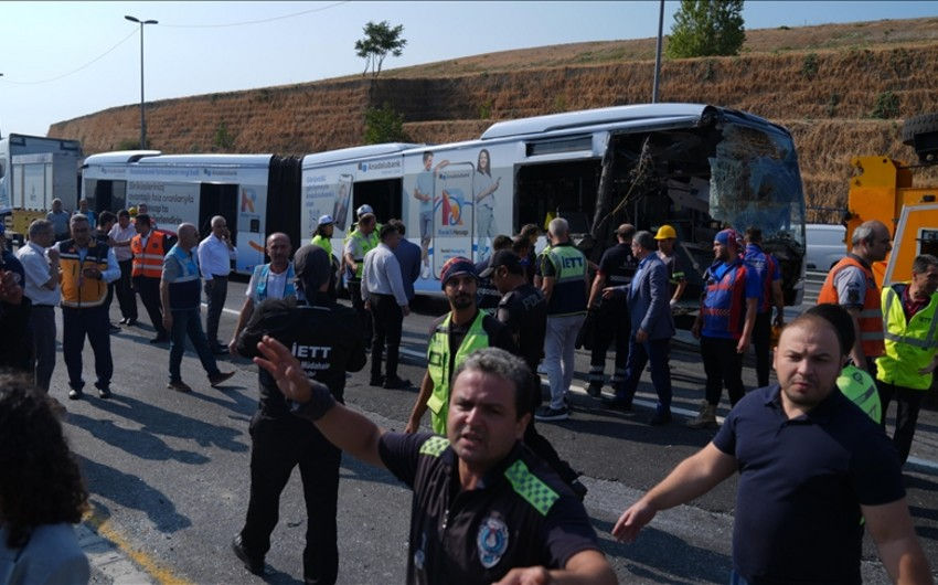 В Стамбуле при аварии метробуса погиб один человек, 50 получили ранения.