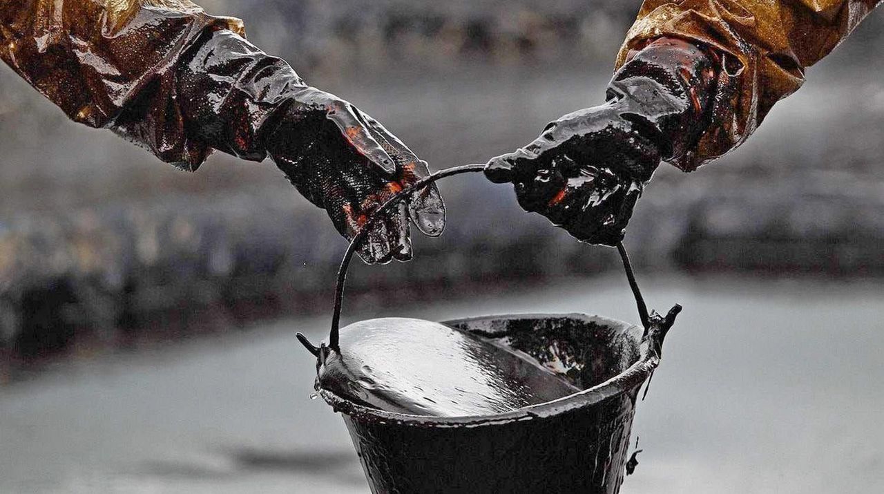 Цена нефти Brent опустилась ниже $16 за баррель впервые с 1999 года.