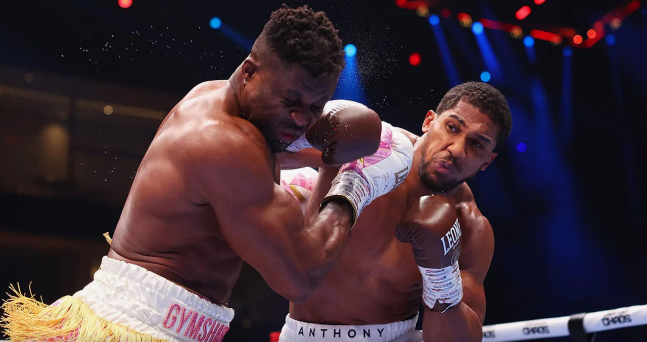 Джошуа в двух раундах нокаутировал экс-чемпиона UFC в боксерском поединке.