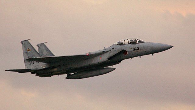 В Японии чуть не столкнулись два F-15 и гражданский самолет.