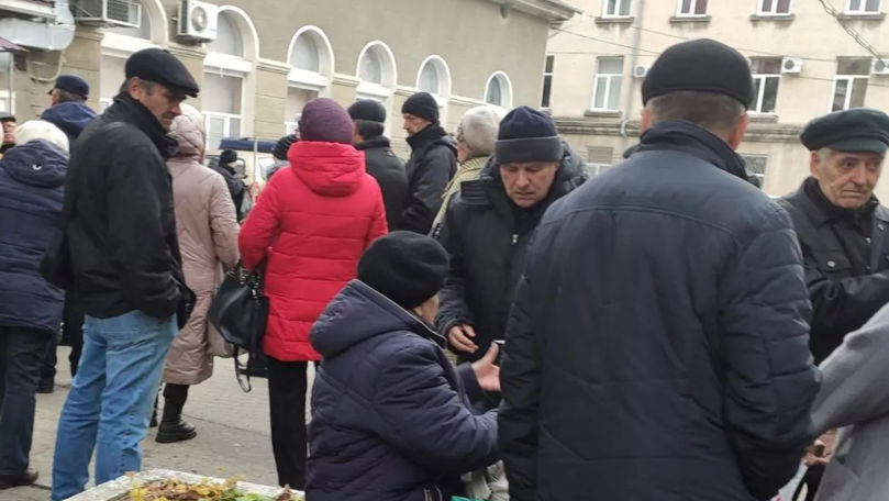 В Бельцах люди ждут 5 часов, чтобы зарегистрироваться на компенсацию.