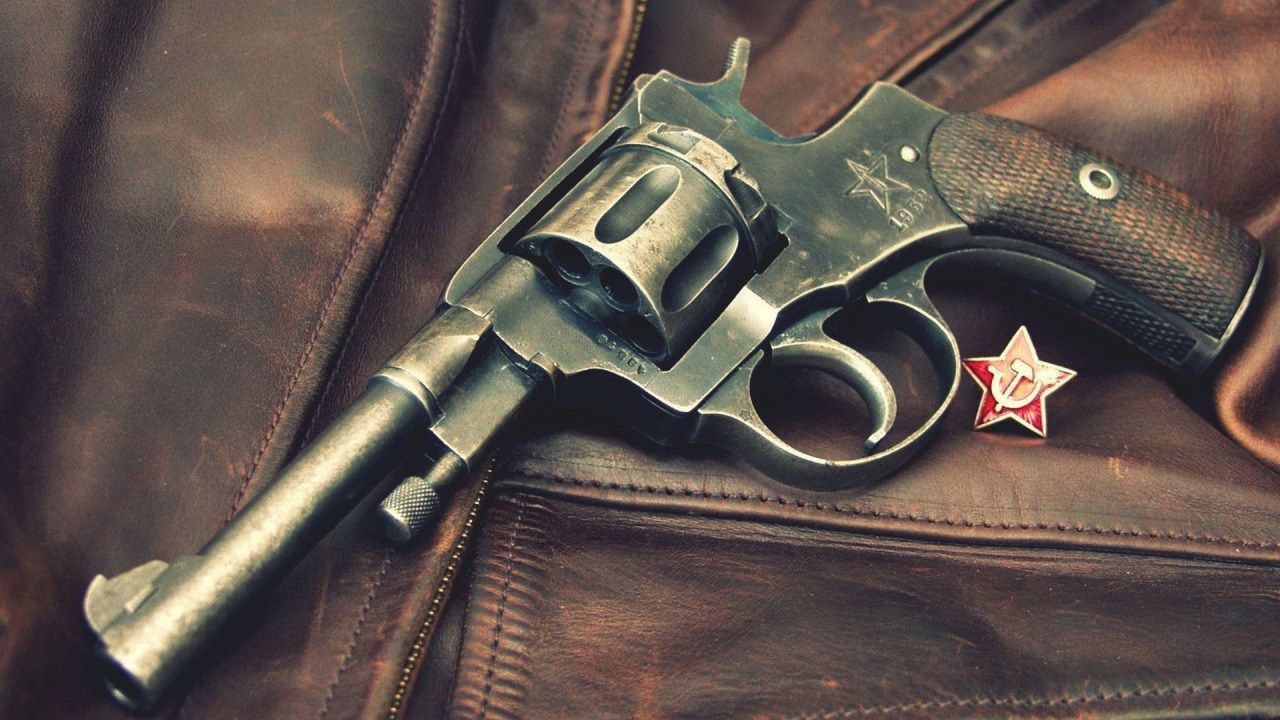 Revolver Nagant, precum cel folosit în asasinatul de la Bricevo din 1947. 