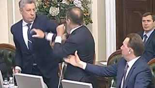 В сети появилось видео "брутальной" драки украинских депутатов.