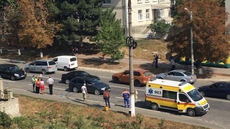 O femeie de 37 de ani, locuitoare a orașului Ialoveni, a fost lovită în plin de o maşină pe strada centrală. Foto: ialovenionline.md
