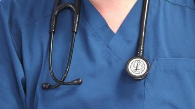 Tot mai mulți medici aleg să profeseze în străinătate, în detrimentul Republicii Moldova.