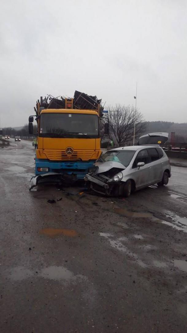 Un camion marca Mercedes a lovit frontal un automobil marca Honda care-i venea în întâmpinare. Foto: deschide.md