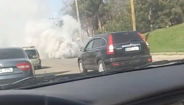 В Кишиневе посреди дороги задымился автомобиль.