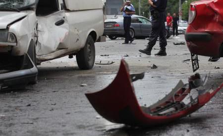 Şoferul unei maşini Peugeot a izbit violent două automobile parcate pe trotuar şi a doborât un indicator rutier.  Foto: fanatik.ro