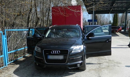 În urma verificărilor autoturismului, poliţiştii de frontieră, au descoperit în locaşuri special amenajate 6.793 de pachete de ţigări de diferite mărci comerciale. 
