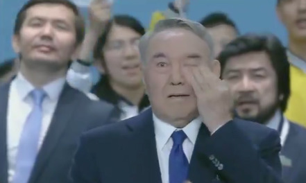 Назарбаев прослезился во время исполнения песни на его слова.