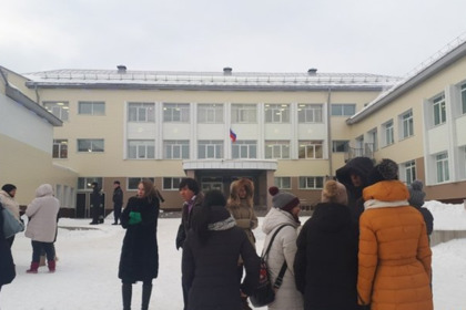 Утром 24 января в Южно-Сахалинске эвакуировали десятки школ и административных зданий из-за угрозы взрыва. 