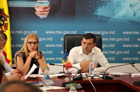 Габурич призвал местные компании участвовать в строительстве дорог.
