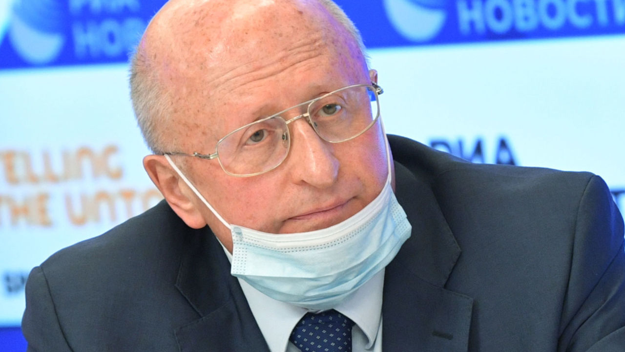 Гинцбург назвал сроки изменения вакцины от COVID в случае мутации вируса.