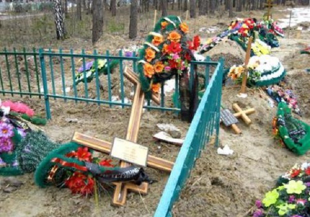 Вандалы повредили надгробия, сломали металлические ограды и деревянные кресты. Фото: superomsk.ru