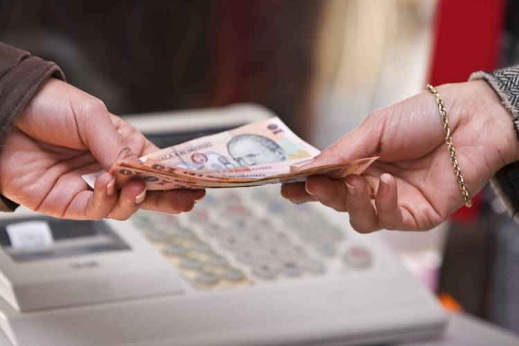 Femeia a fost concediată în urmă cu două luni, autorităţile vorbind de o mită de 25.000 de lei. 