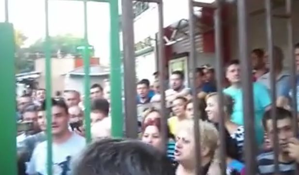 Более сотни торговцев скандировали "Долой Киртоакэ!", "Мы хотим работать!".