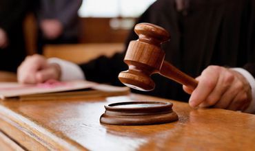Четверо судей отстранены от должности из-за дела о взятках.