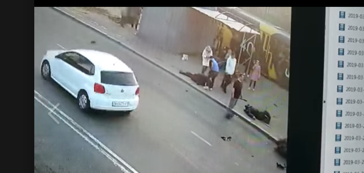 В Одессе задержали мужчину, бившего лежащих на асфальте нацгвардейцев, которых сбил автомобиль.