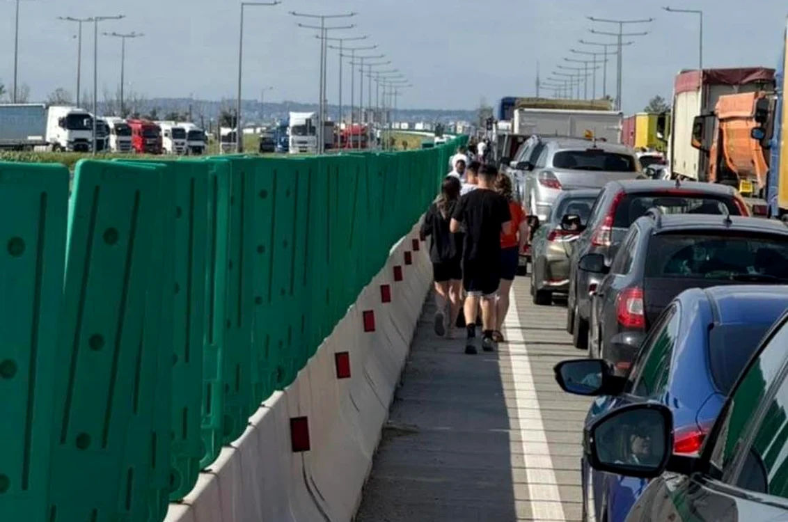 Туристы жалуются на огромные пробки у моста, по которому молдаване едут в Болгарию.