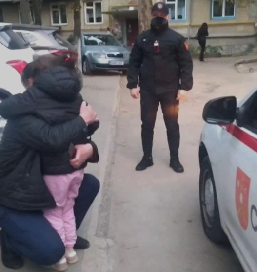 Карабинеры в Кишиневе нашли потерявшуюся девочку и отвезли домой.