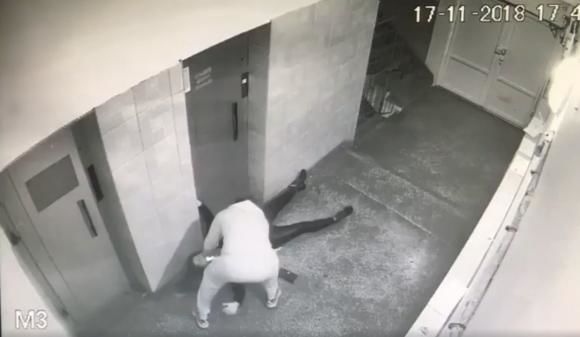 В Румынии мужчина напал на девушку.