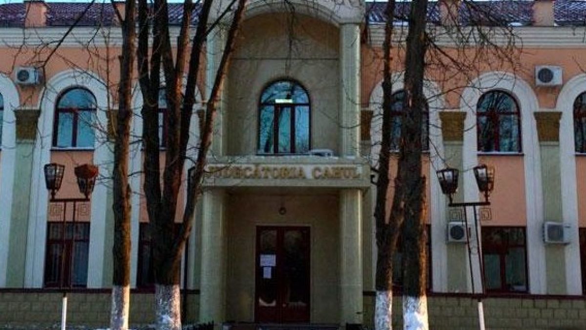 Подозреваемые в коррупции полицейские Кагула помещены под домашний арест.