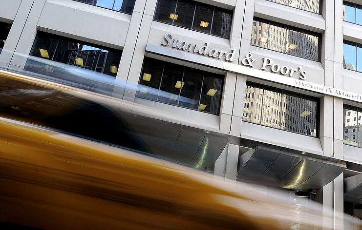 S&amp;P повысило суверенный рейтинг Греции с B до B+. Фото: EPA