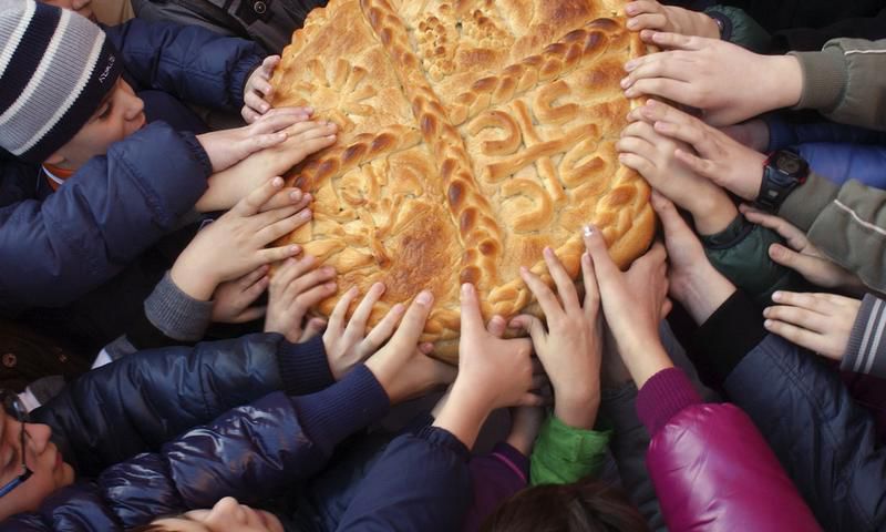 Рождественские калачи пользуются спросом.