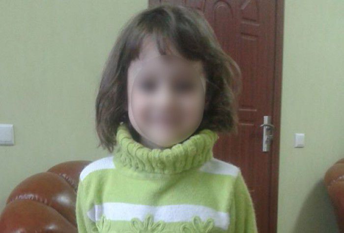 Mama copilei consumă alcool și ar avea probleme psihice.