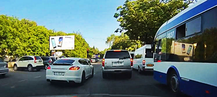 Posesorul automobilului de lux, are un comportament provăcător în trafic.