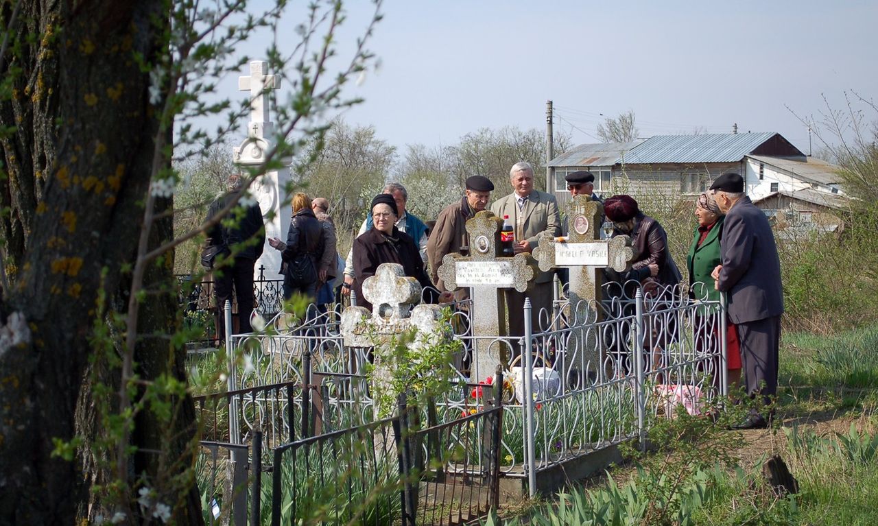 Preoții amintesc că Paștile Blajinilor este un obicei local de pomenire a celor adormiți, înrădăcinat în conștiința credincioșilor, iar slujbele și actele de milostenie pentru aceștia pot fi săvârșite în biserici și în alte locuri decât la cimitire.