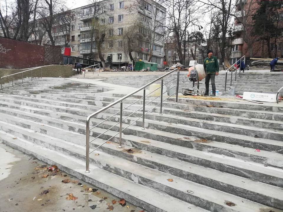 На Ботанике продолжаются работы по благоустройству территории.