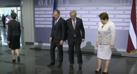 Глава Еврокомиссии пришел на саммит пьяным.