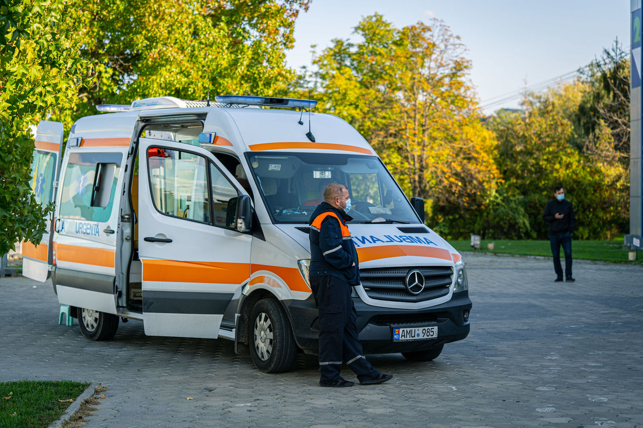 Пациентов из Центра COVID-19 доставляют домой на машине скорой помощи.