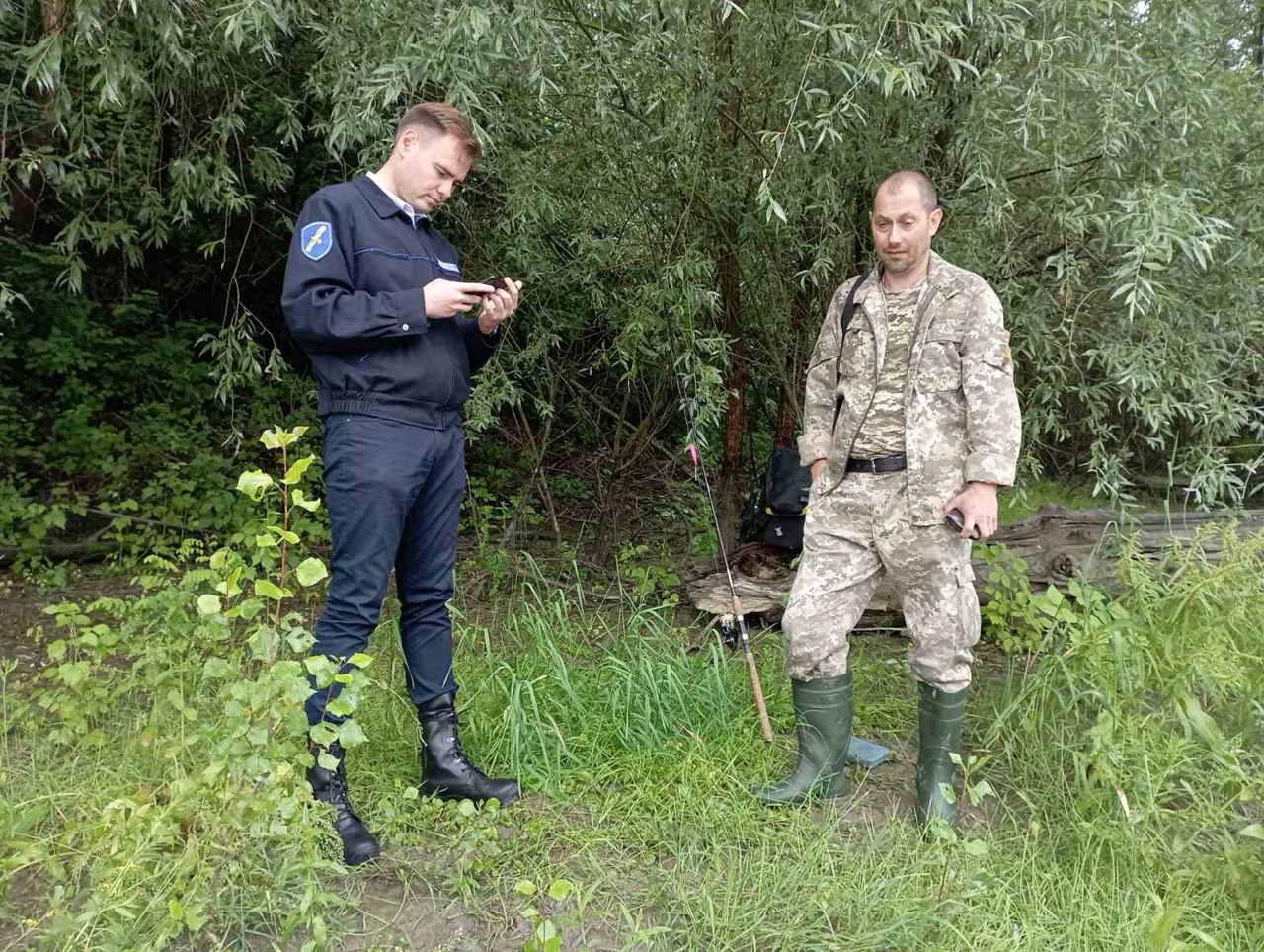 Инспекторы по охране окружающей среды провели проверки среди рыбаков.