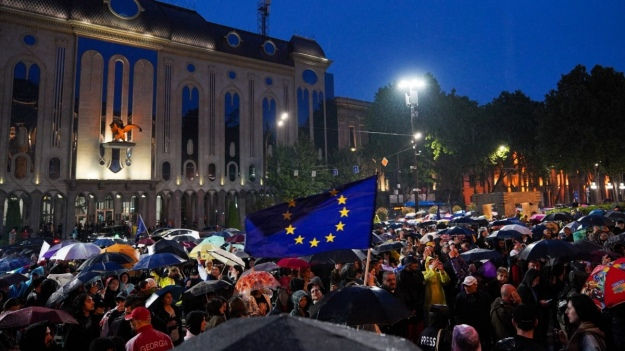 В Тбилиси протестуют из-за возобновления прямого авиасообщения с РФ.