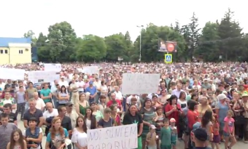 Peste 30 de mii de cetățeni din toată țara s-au adunat la mitinguri în favoarea schimbării sistemului electoral. 