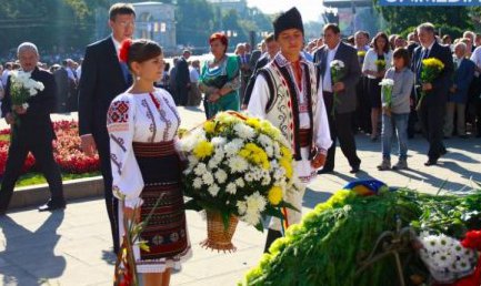 Одновременно в сквере кафедрального собора, а также в публичном парке им. Штефана чел Маре будут организованы выставки изобразительного искусства, графики, народных промыслов, книг и цветов.