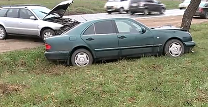 Accidentul a avut loc în această dimineaţă, după ce un Audi care se angajase într-o depăşire a intrat frontal într-un Mercedes-Benz .