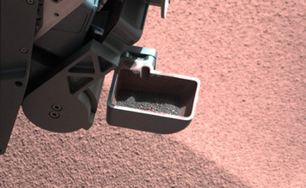 Curiosity откопал необычную белую песчинку, ярко выделяющуюся на красном грунте Марса.  