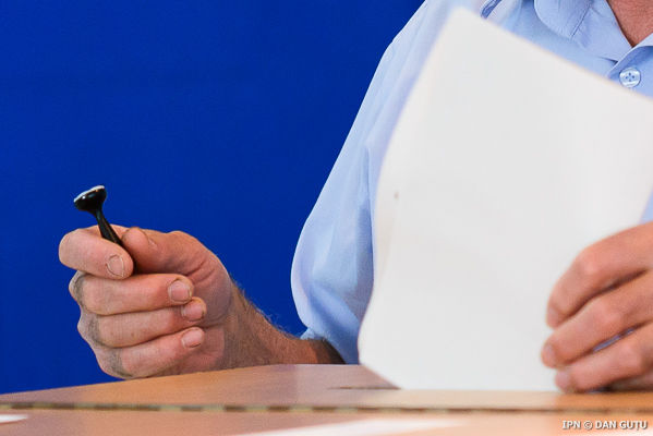 Observatorii pe termen lung lucrează în perechi în şapte regiuni diferite ale ţării, şi vor desfăşura activităţi de observare în câteva secţii de votare din acele regiuni, iar membrii echipei de bază vor vizita şi ei un număr limitat de secţii.