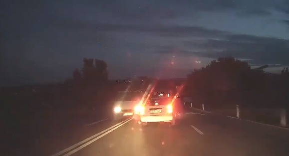 На Балканском шоссе водитель микроавтобуса спровоцировал ДТП.