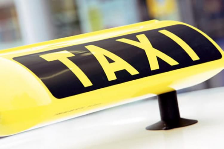 Pasagera unui taxi a furat mașina în timp ce șoferul a ieșit