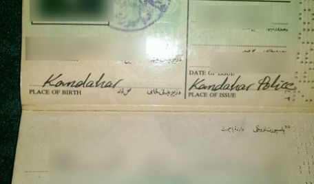 Un afgan intenţiona să vină în Republica Moldova cu un paşaport britanic.