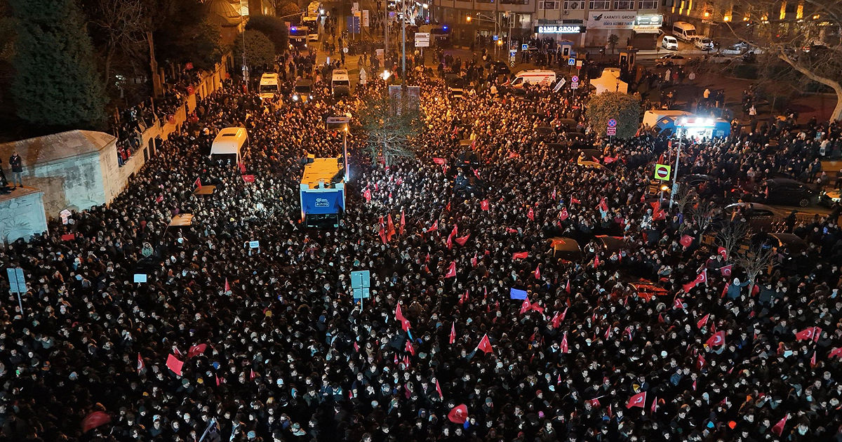 В Турции начался «кастрюльный бунт» после задержания мэра Стамбула Имамоглу.