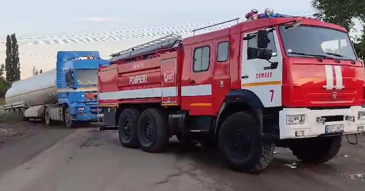ГИЧС отбуксировали автоцистерну с 26 тоннами топлива, съехавшую с дороги.