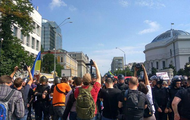 Полиция оценила количество участников марша в 2500 человек.